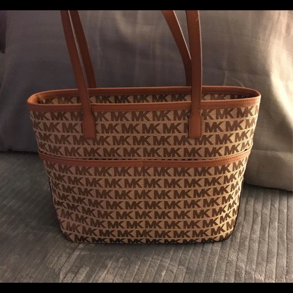 Michael Kors Purse with matching shoes 👟 👛👜❤️ - Picture 3 of 6